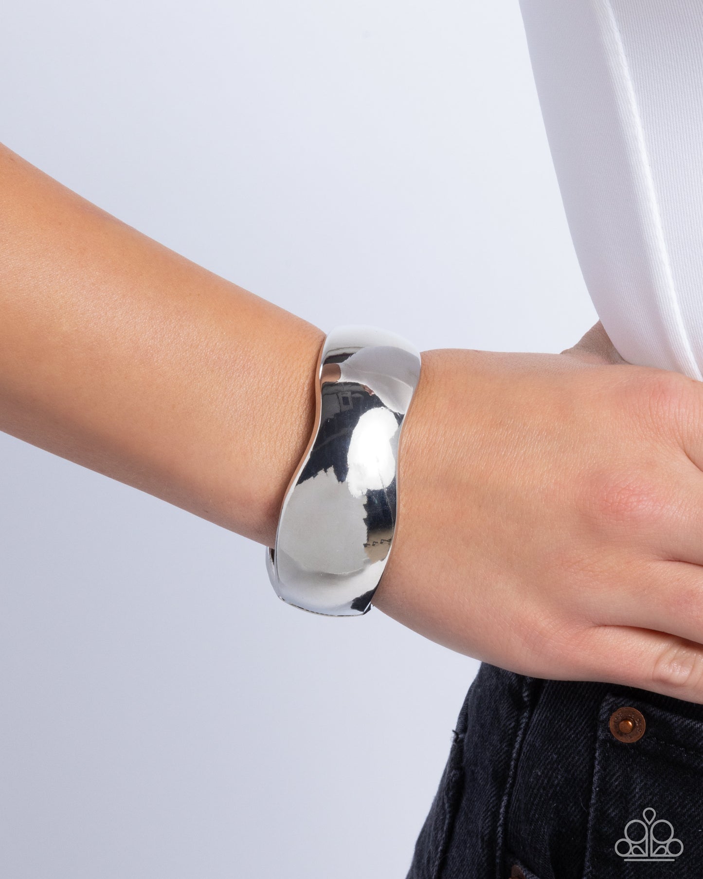 Curved Confident - Silver - Paparazzi Bracelet